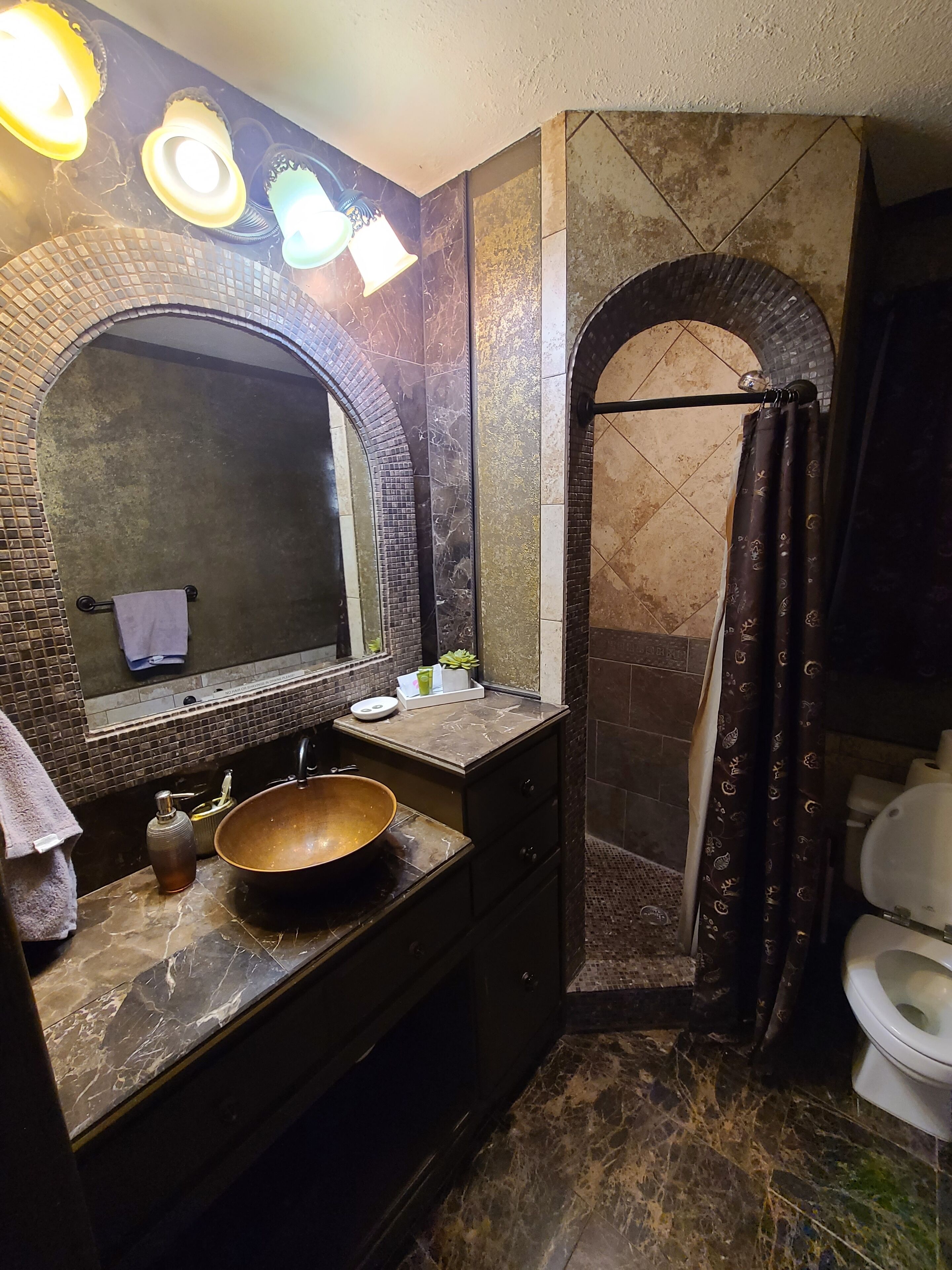 Large Corp/Family, 4 bdrm (5beds) w workshop (electricity), RO close to downtown