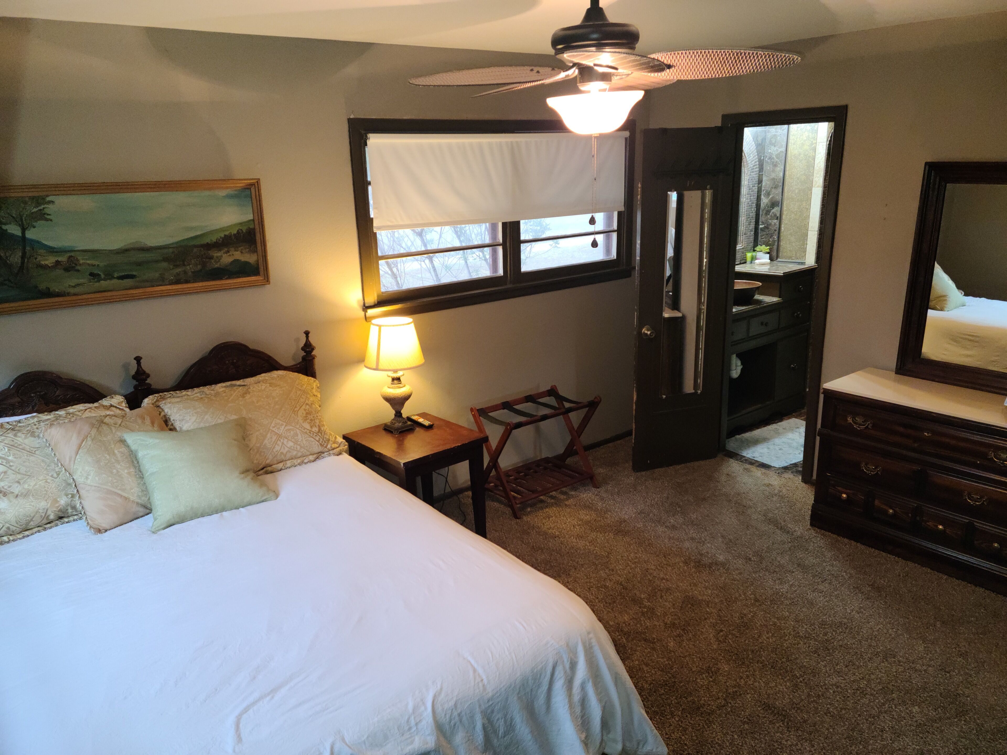 Large Corp/Family, 4 bdrm (5beds) w workshop (electricity), RO close to downtown