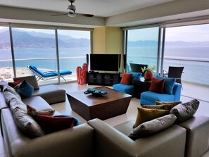 TV connectée, lecteur de DVD, livres, chaîne hi-fi