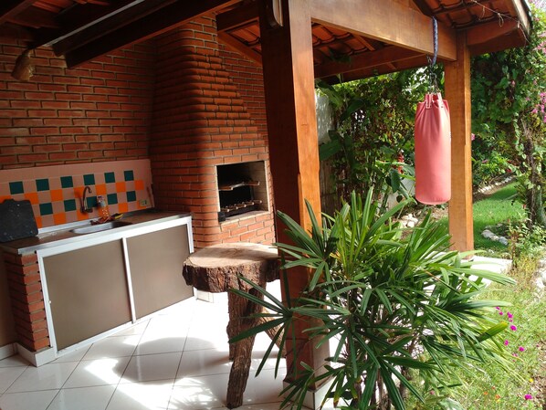Property grounds - Spacious house with 2 bedrooms, 2 bathrooms, well located, near to Martim Sá (Caraguatatuba)