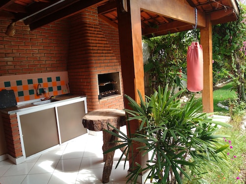Spacious house with 2 bedrooms, 2 bathrooms, well located, near Martim Sá.