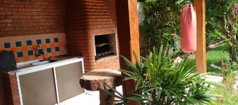 Rummeligt hus med 2 soveværelser, 2 badeværelser, godt placeret, tæt på Martim Sá