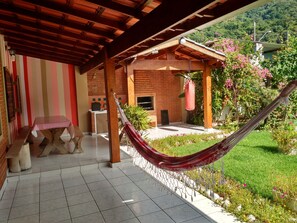 Outdoor dining - Spacious house with 2 bedrooms, 2 bathrooms, well located, near to Martim Sá (Caraguatatuba)