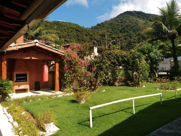 Property grounds - Spacious house with 2 bedrooms, 2 bathrooms, well located, near to Martim Sá (Caraguatatuba)