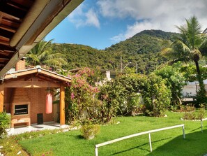 Property grounds - Spacious house with 2 bedrooms, 2 bathrooms, well located, near to Martim Sá (Caraguatatuba)