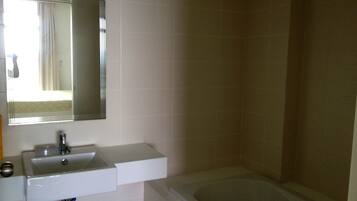 Combined shower/bathtub, towels