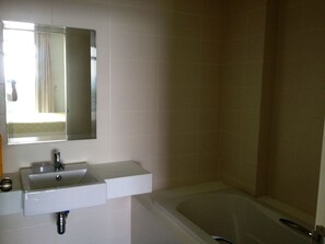 Combined shower/tub, towels