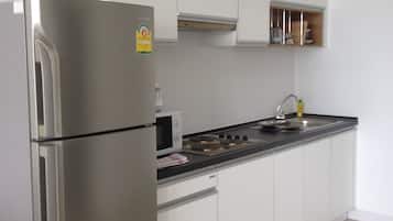 Kühlschrank, Mikrowelle, Ofen, Herdplatte