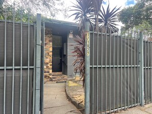 Exterior detail - 🐶🐶 PET FRIENDLY : 2 Bedroom Ground level. Private. Trams .Park. Netflix.Pet ok (Surrey Hills)