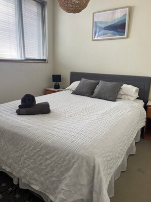 2 makuuhuonetta, työpöytä, silitysrauta/-lauta, ilmainen Wi-Fi