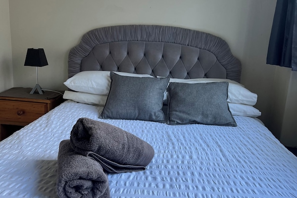 2 Schlafzimmer, Schreibtisch, Bügeleisen/Bügelbrett, kostenloses WLAN