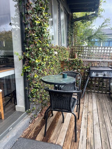 🐶🐶 PET FRIENDLY : 2 Bedroom Ground level. Private. Trams .Park. Netflix.Pet ok