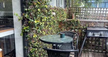 🐶🐶 PET FRIENDLY : 2 Bedroom Ground level. Private. Trams .Park. Netflix.Pet ok