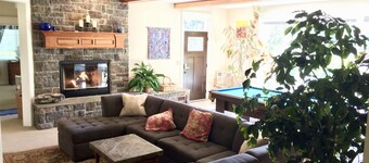 Comfort Close To Portland, Wine Country, Beaches, Rivers, And Mt. Hood