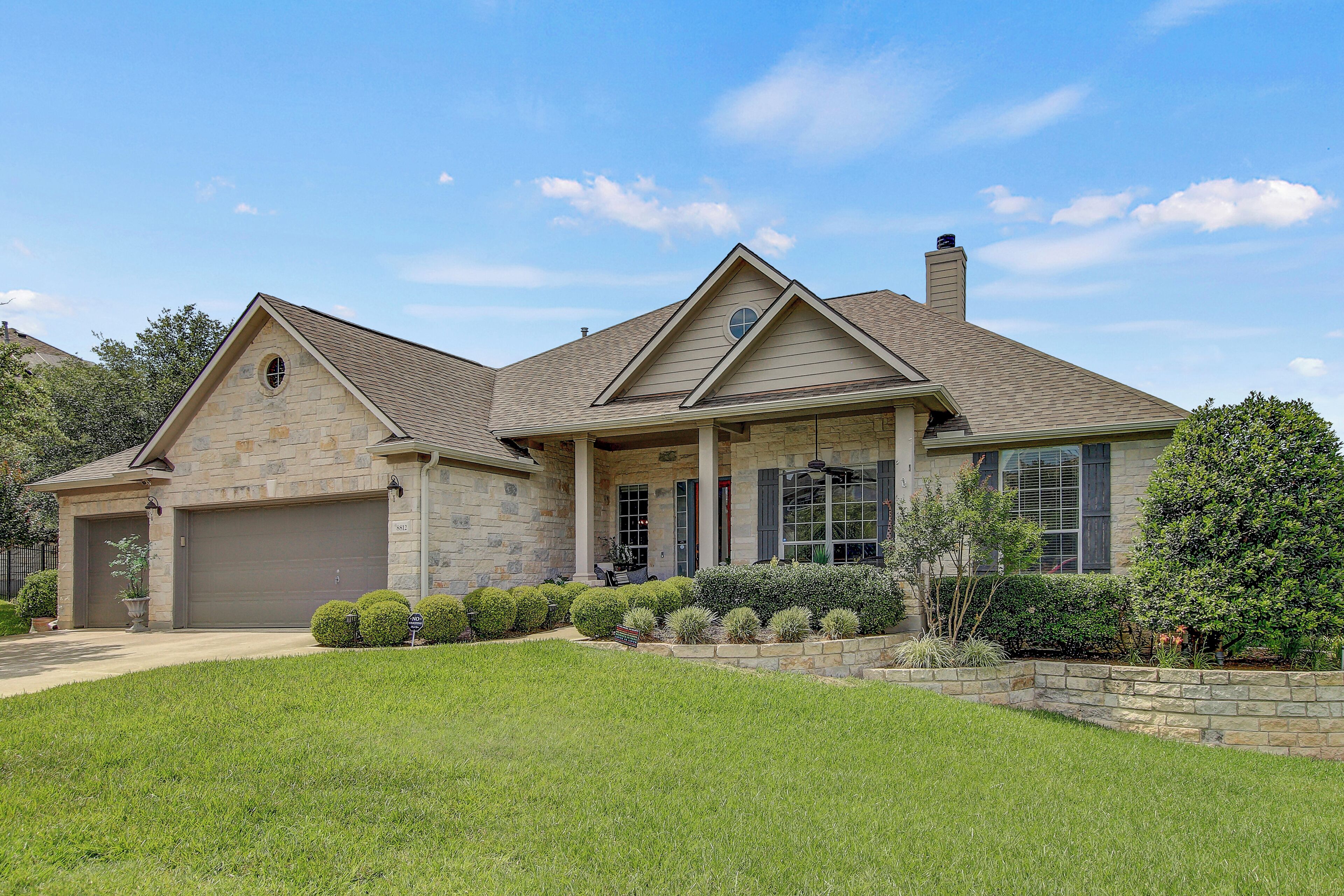Luxurious Pet Friendly home with 2 Gig Internet with a 2023 BMW X3 auto option.