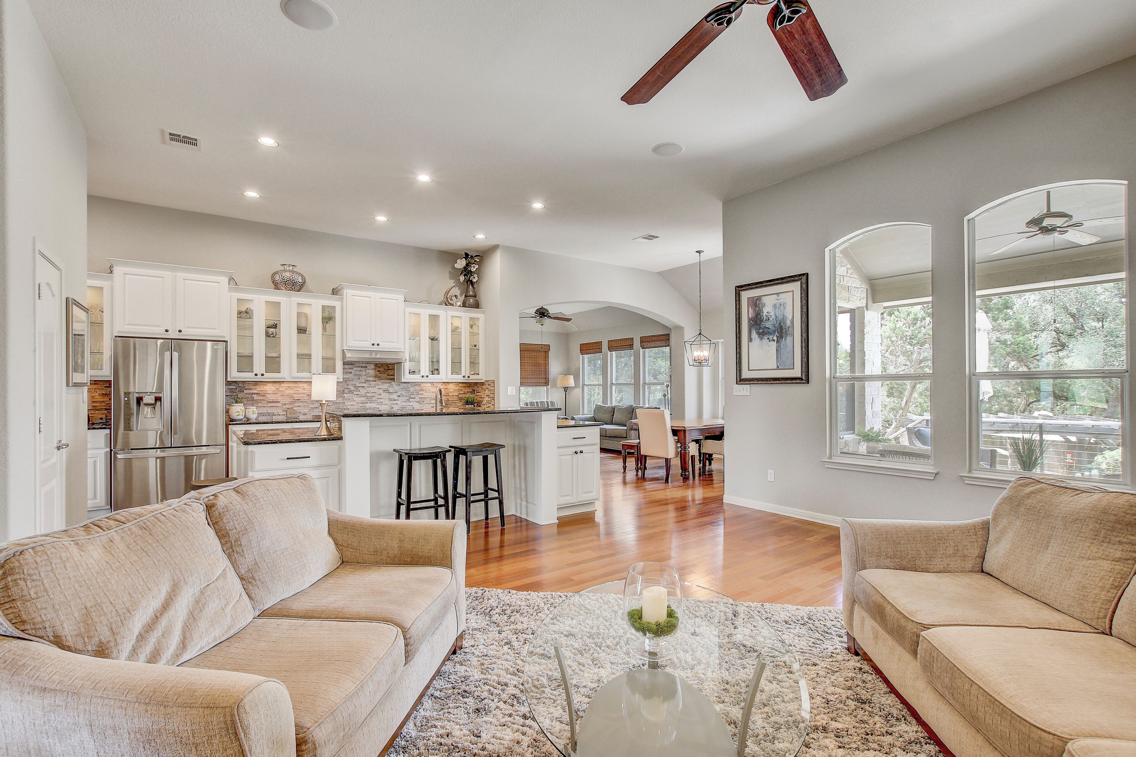 Smart TV, chimenea, libros y estéreo 