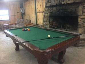 Games room - Comfortable and cozy two bed one bath cabin nestled in the Kiamichi Mountains (Smithville)