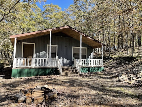 Comfortable and cozy two bed one bath cabin nestled in the Kiamichi Mountains