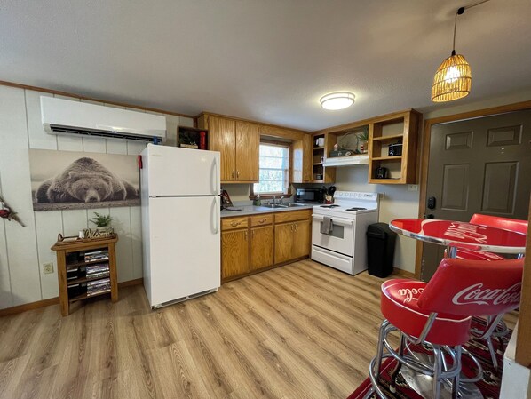 Een koelkast, een microgolfoven, een oven, een kookplaat