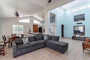 TV connectée, jeux vidéo, lecteur de DVD, livres