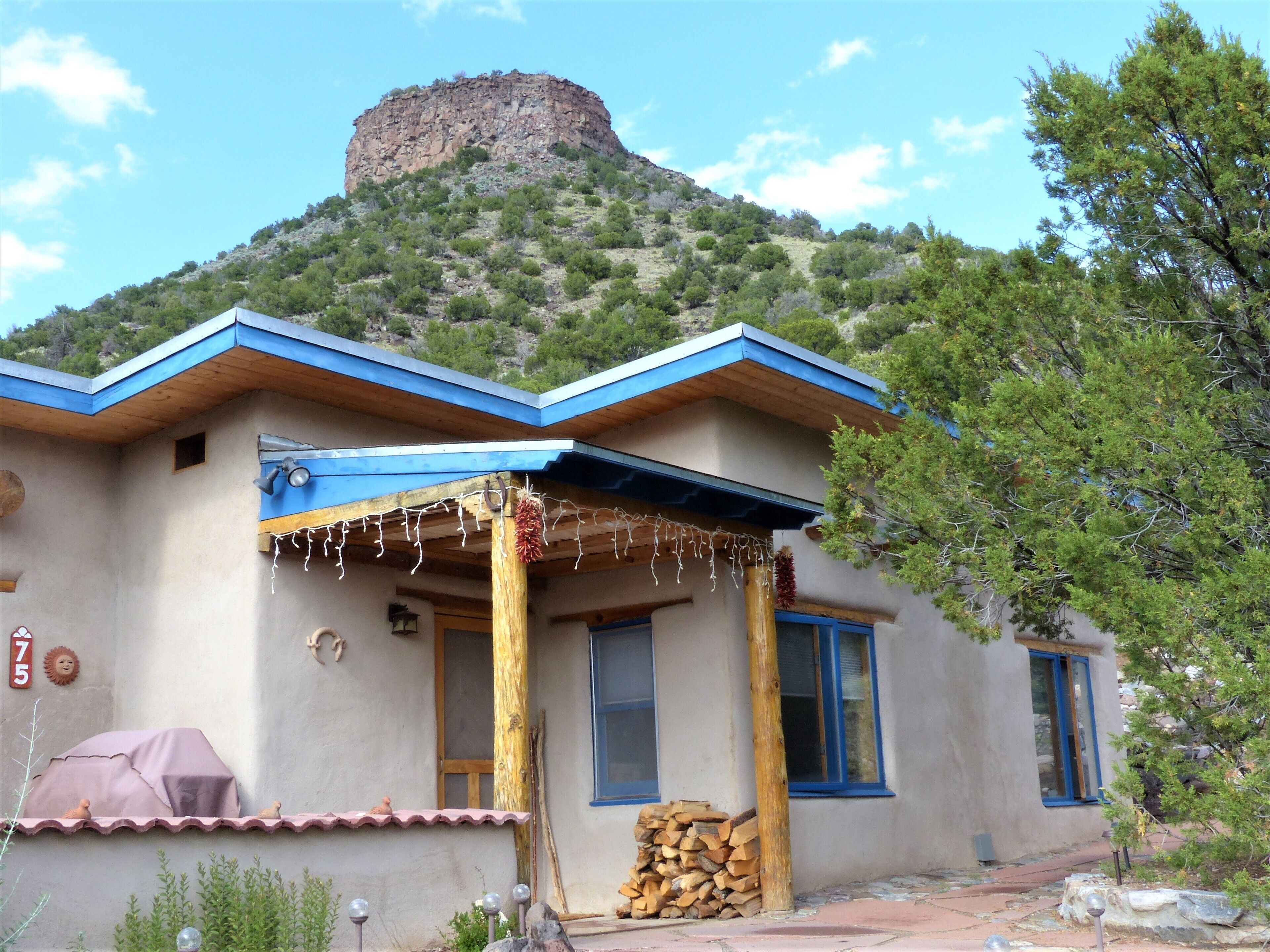 Rio Grande Gorge Casita- traditional adobe, hot tub, hiking, privacy