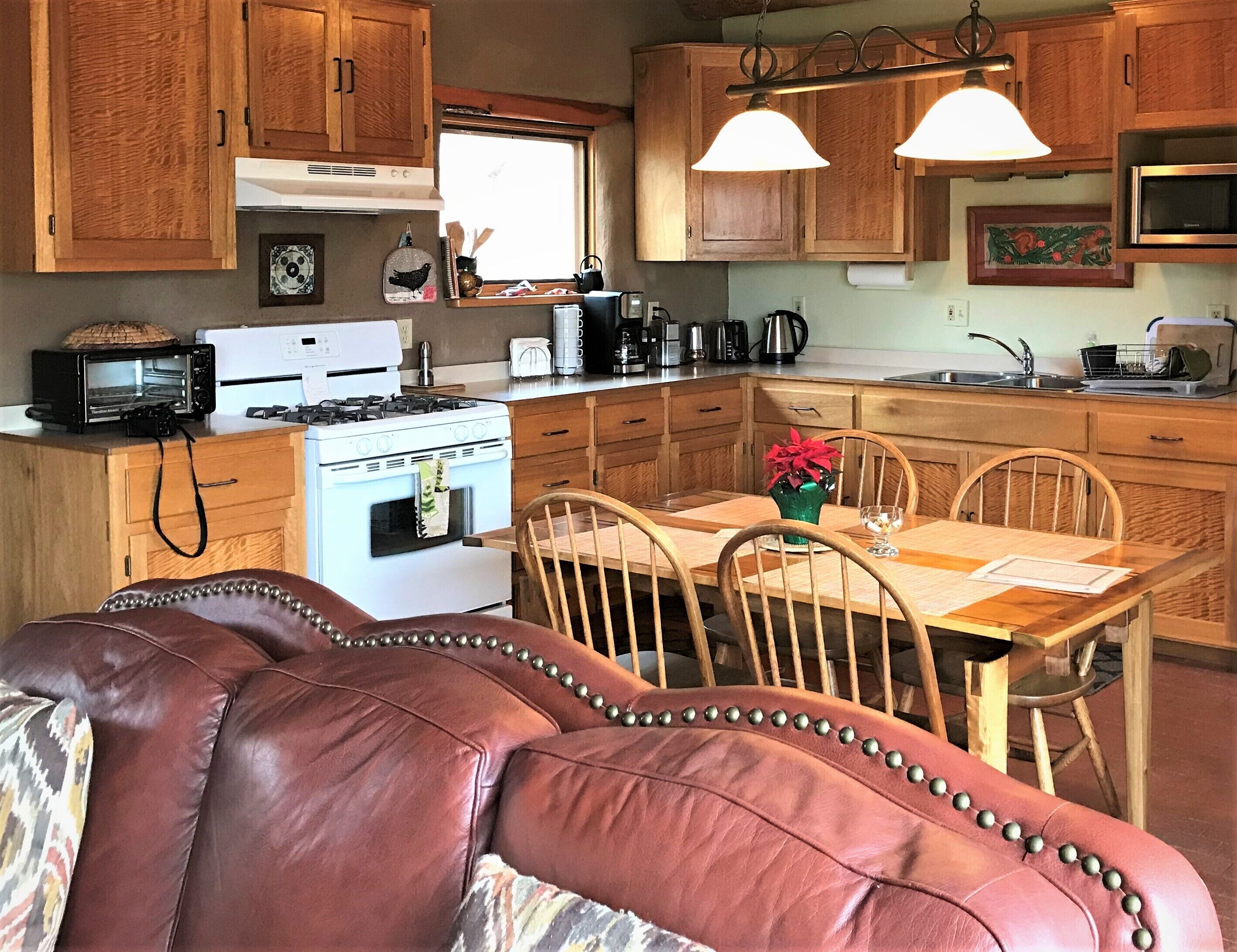 Rio Grande Gorge Casita- traditional adobe, hot tub, hiking, privacy