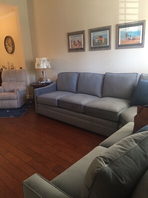 Smart TV, DVD player - LIVE LIKE A LOCAL! AFFORDABLE, IMMACULATE TOWNHOME SUITABLE FOR YOUR FAMILY! (Murrells Inlet)