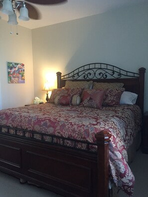 3 bedrooms, iron/ironing board, free WiFi, bed sheets - LIVE LIKE A LOCAL! AFFORDABLE, IMMACULATE TOWNHOME SUITABLE FOR YOUR FAMILY! (Murrells Inlet)