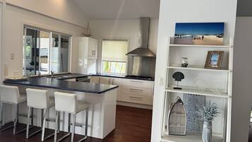 Frigorífic, microones, forn i placa de cuina