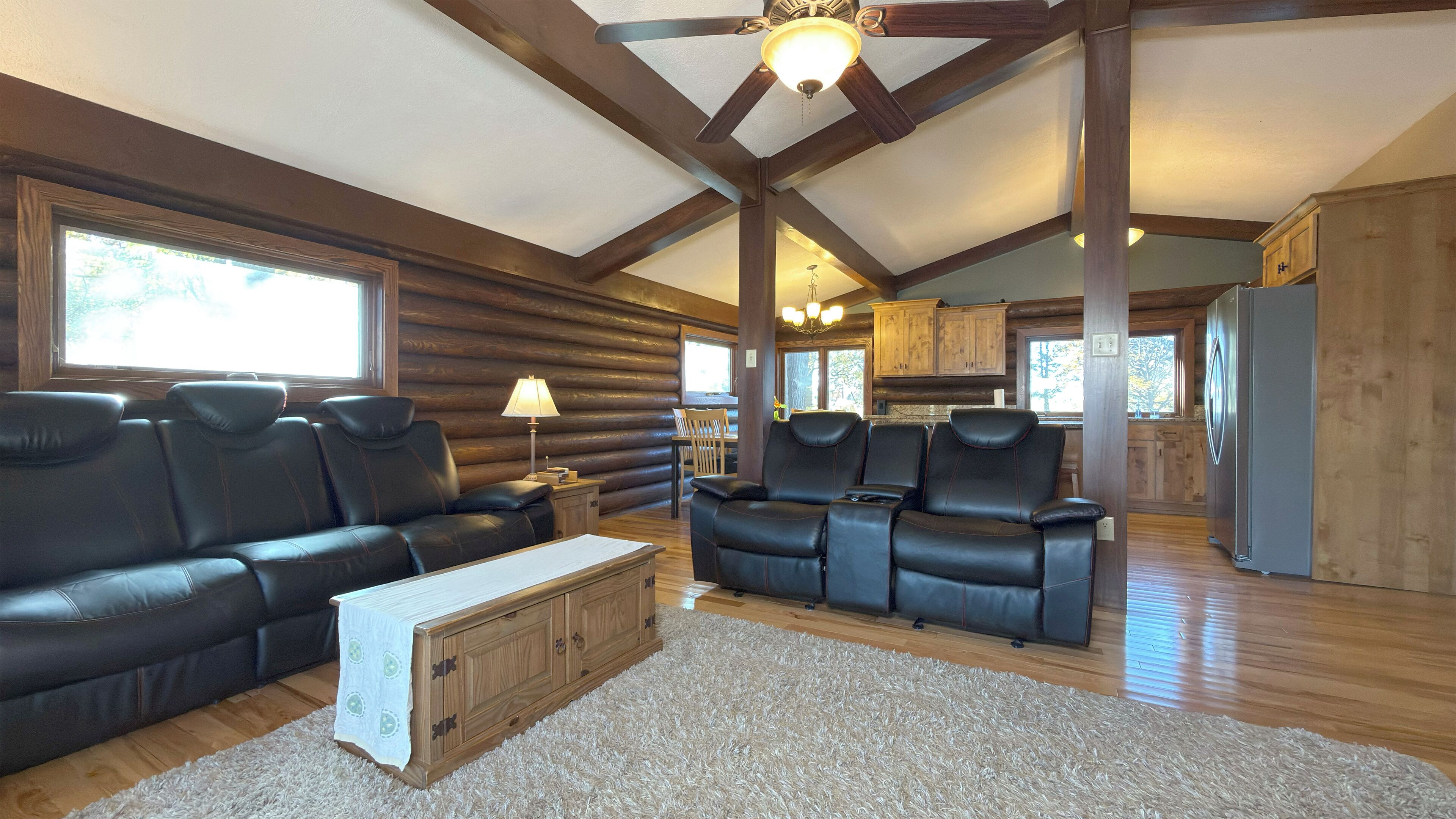 智能电视、壁炉、DVD 播放器、书