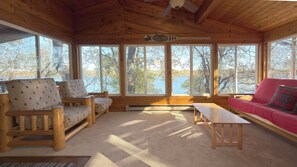 Smart-TV, Kamin, DVD-Player, Bücher