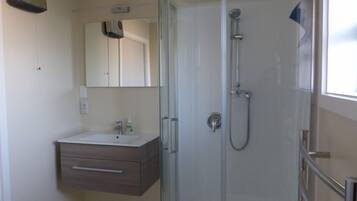 Badewanne, Haartrockner, Handtücher, Toilettenpapier