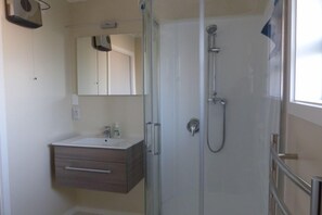 Baignoire, sèche-cheveux, serviettes fournies, papier toilette