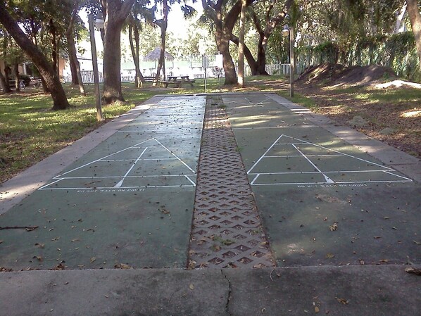 Un parc doté d’un sentier aménagé, balisé pour la pratique d’un jeu, entouré d’arbres et comprenant un espace pique-nique.