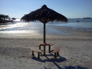 Sulla spiaggia, lettini da mare, teli da spiaggia