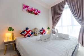 3 bedrooms, iron/ironing board, WiFi - PeaCe&JoY STaY@JoHoR BaHRu 5-10pax#7 mins IKea & JuSCo *WiFi with TV BoX* (Taman Delima)