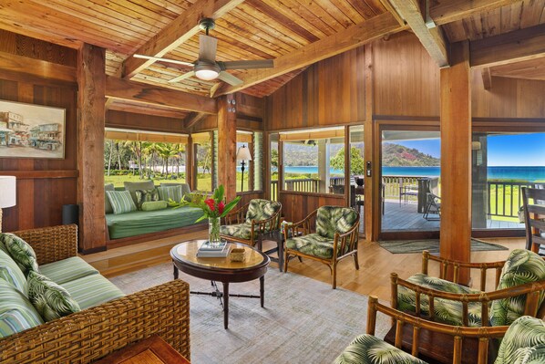 Smart TV, DVD player, books, stereo - Wilikoki - a 6br/3ba beachfront home on Hanalei Bay with Wilikeiki (Hanalei)