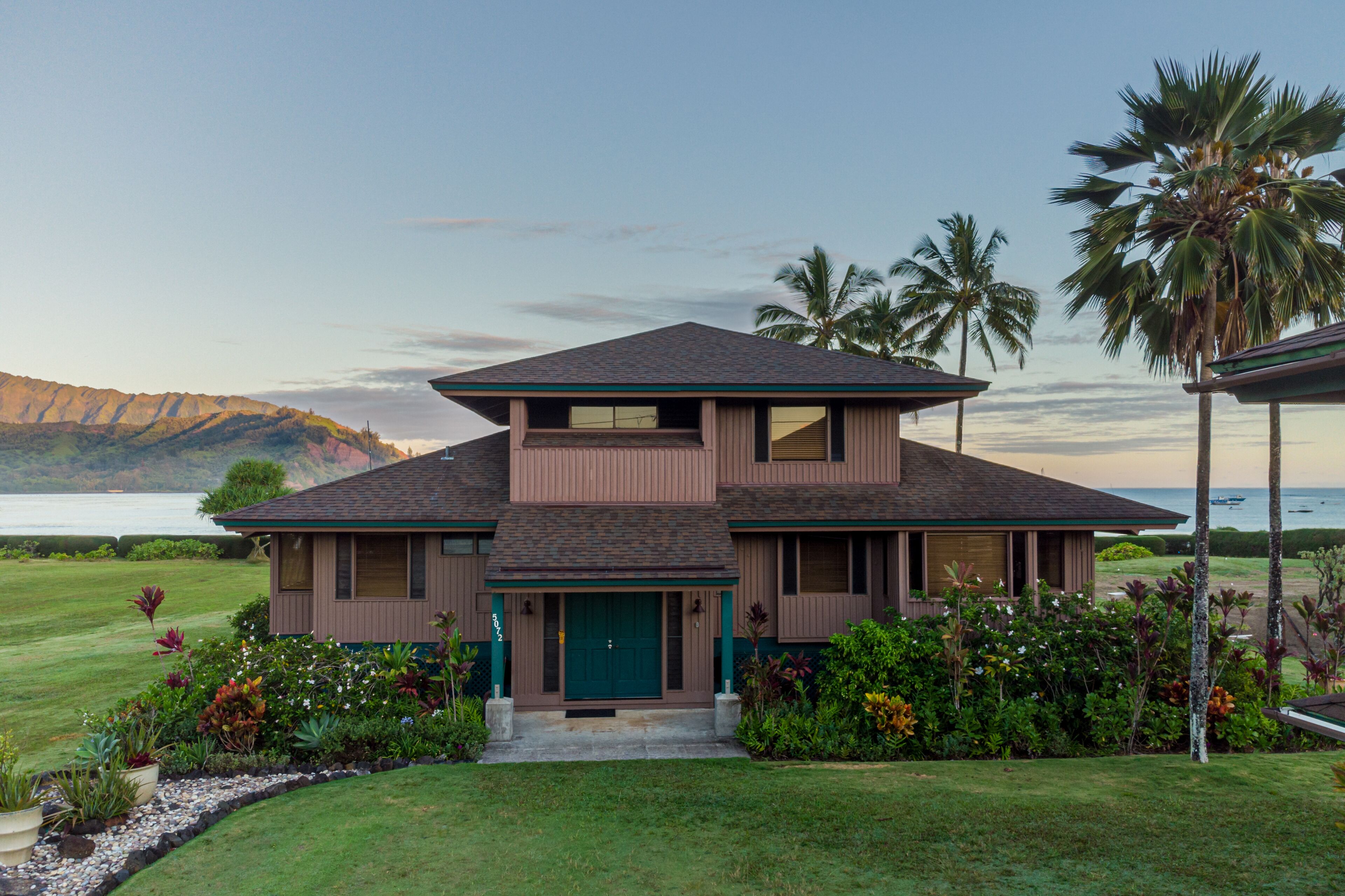 Wilikoki - a 6br/3ba beachfront home on Hanalei Bay with Wilikeiki