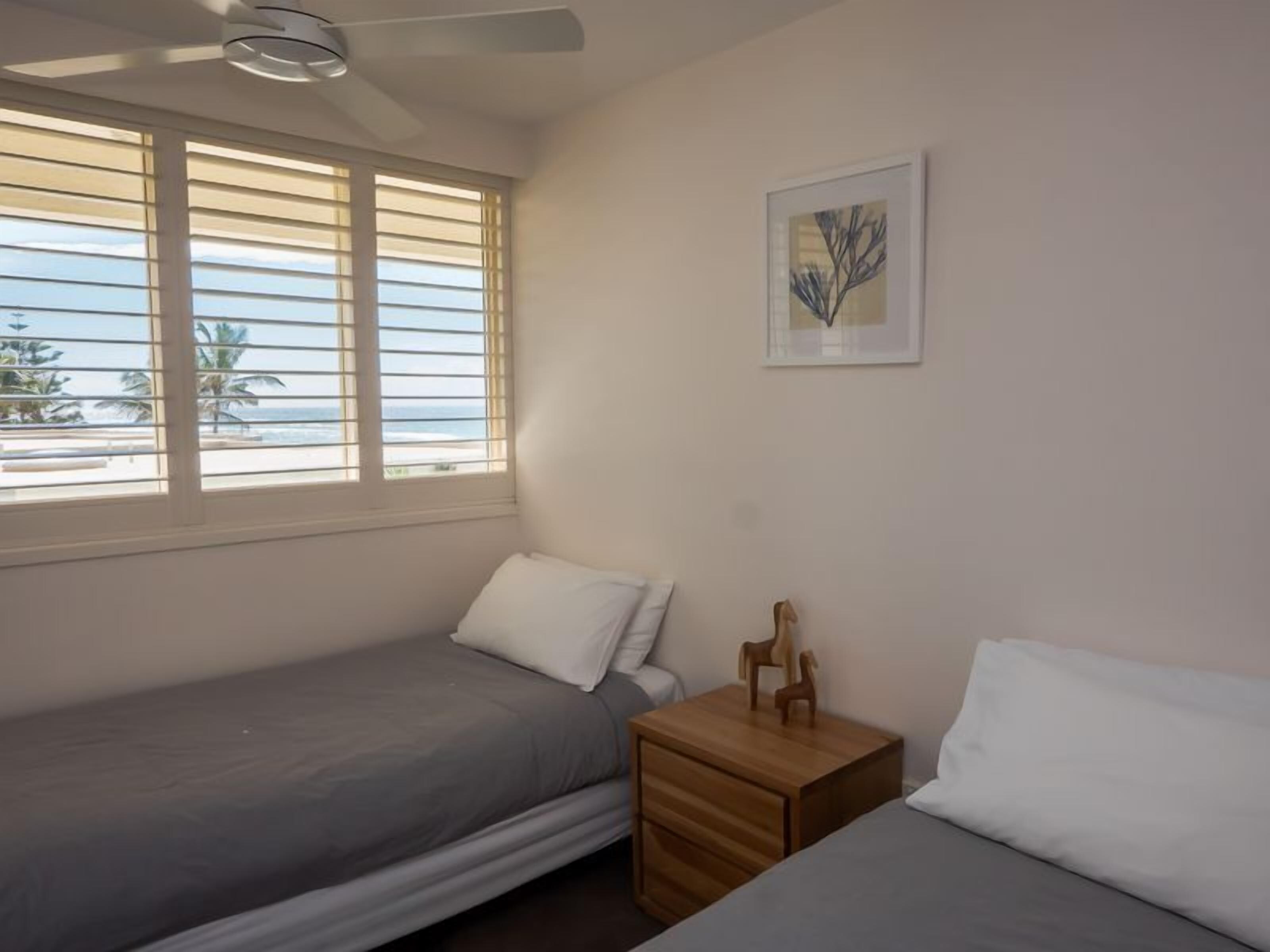 3 Bed Absolute Beachfront Viscount - on the sand — image 12