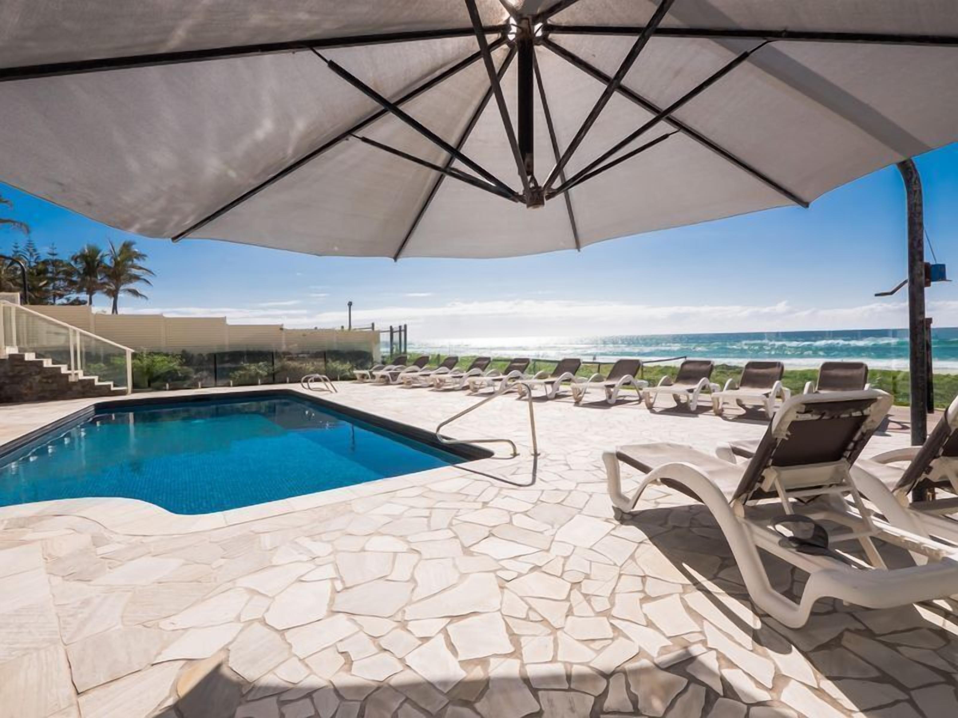 3 Bed Absolute Beachfront Viscount - on the sand — image 6