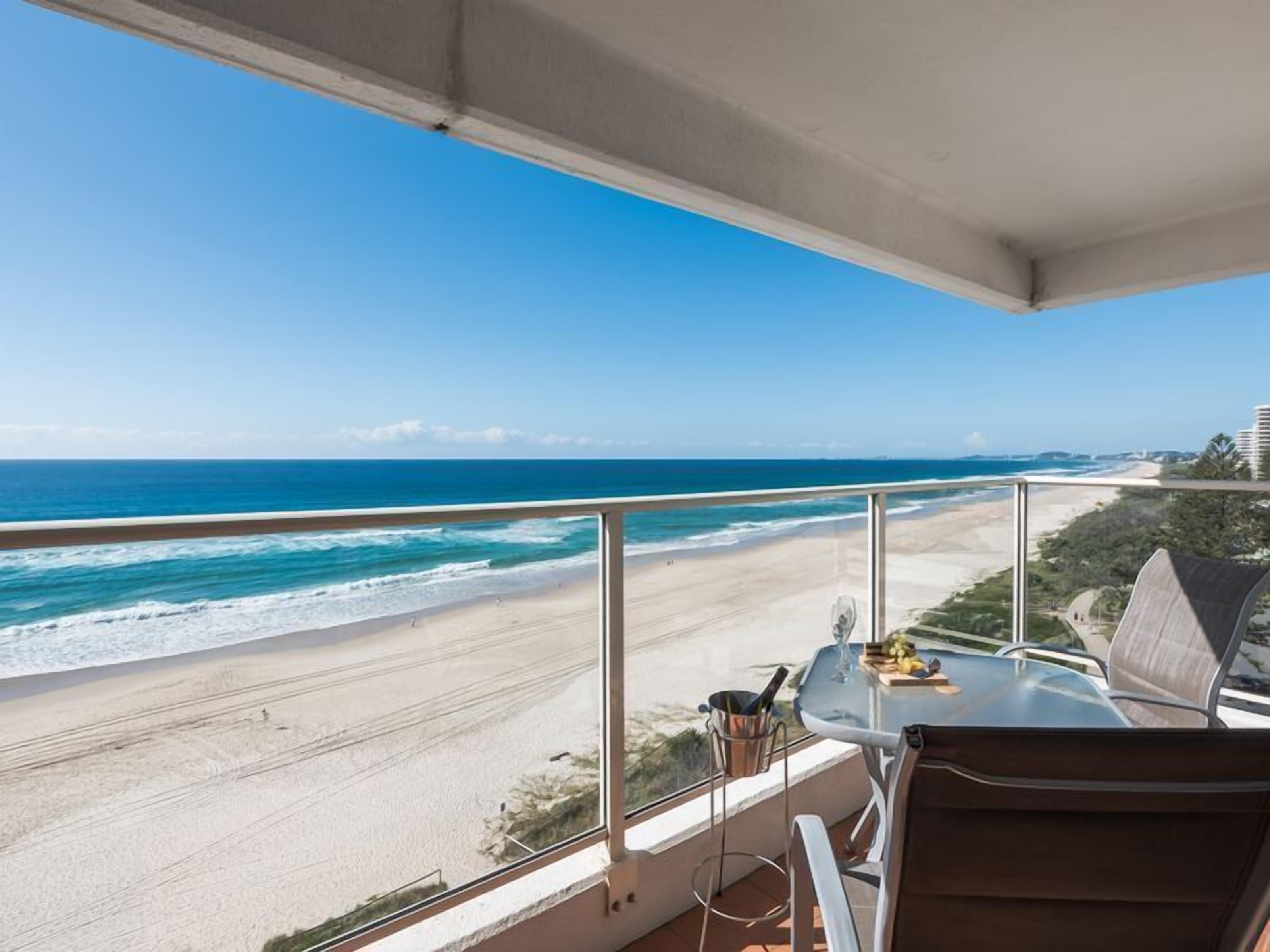 3 Bed Absolute Beachfront Viscount - on the sand — image 14