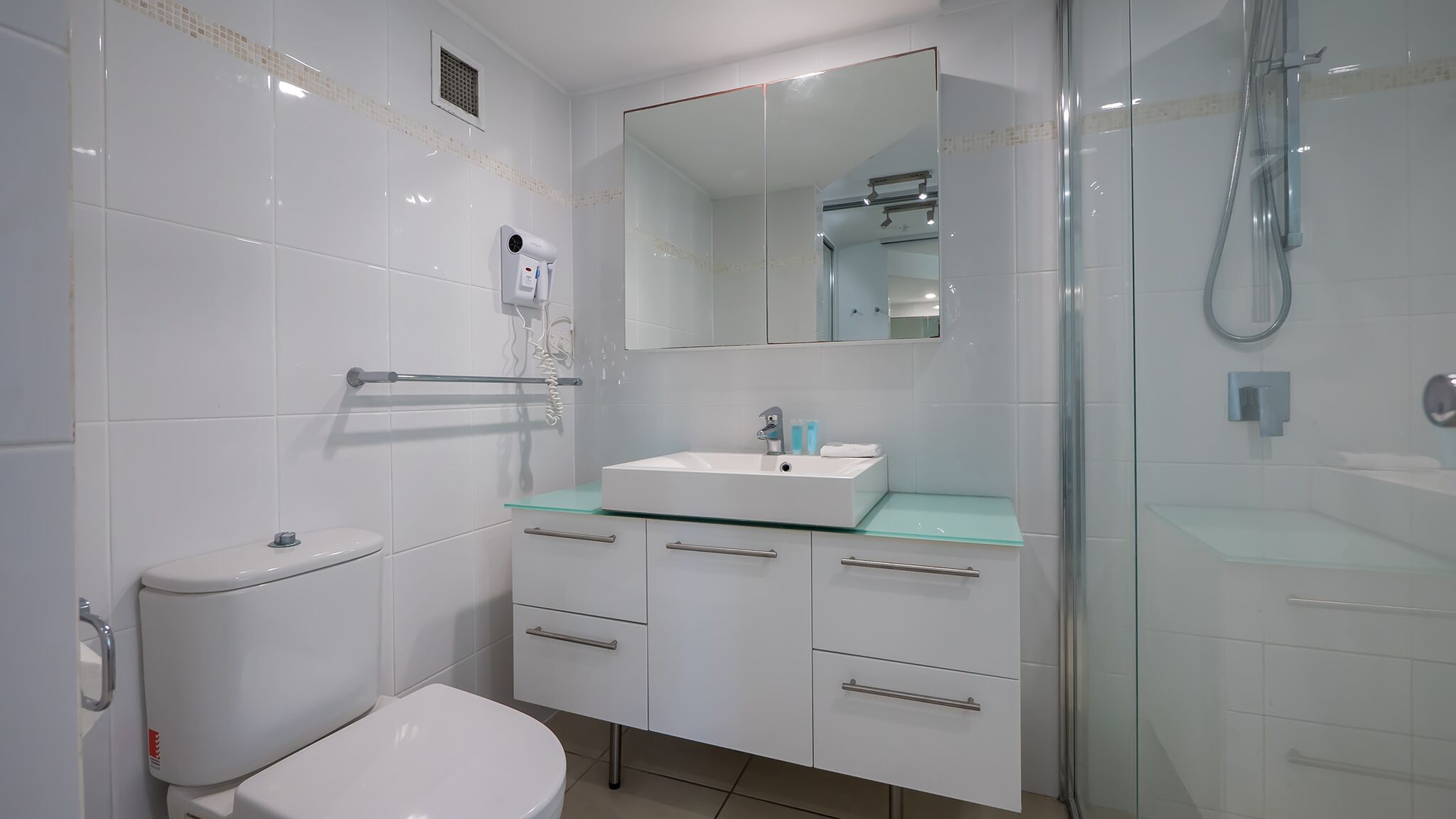 3 Bed Absolute Beachfront Viscount - on the sand — image 15