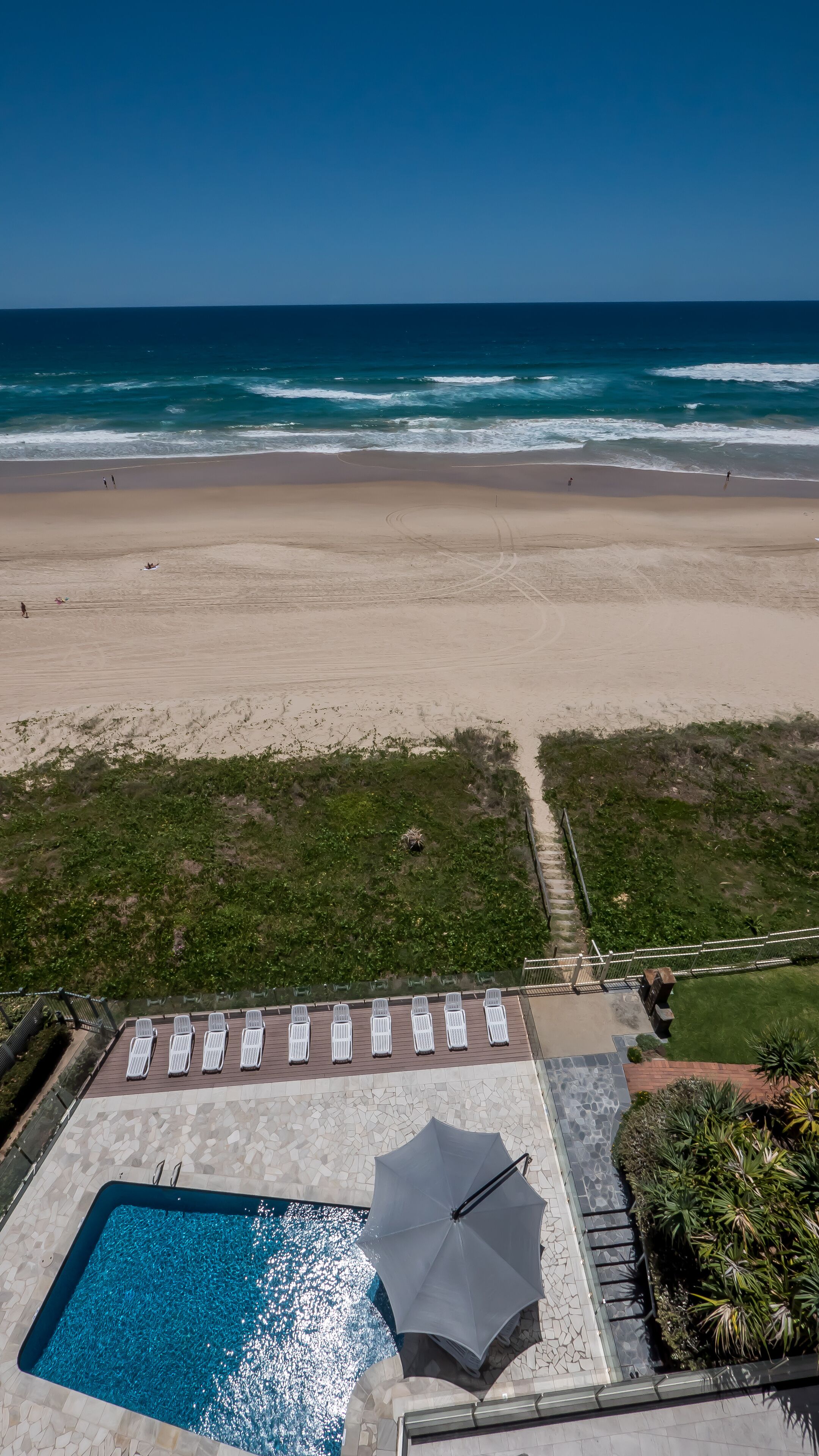 3 Bed Absolute Beachfront Viscount - on the sand — image 4