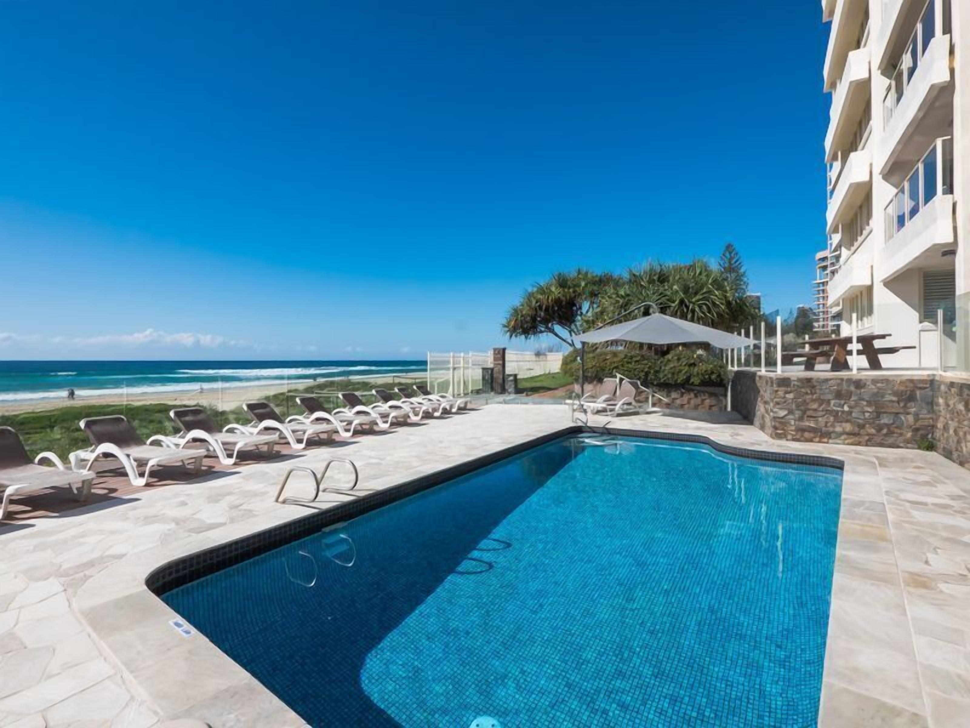 3 Bed Absolute Beachfront Viscount - on the sand — image 5