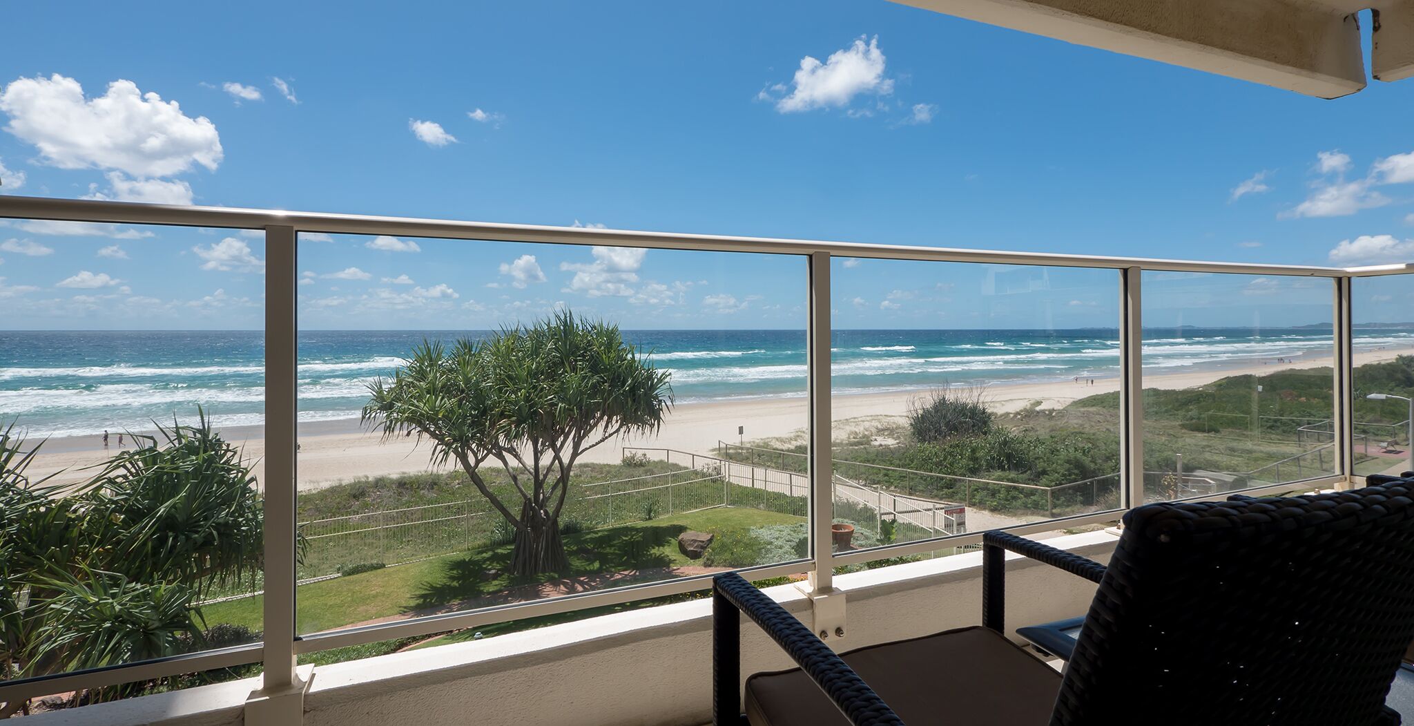 3 Bed Absolute Beachfront Viscount - on the sand — image 13