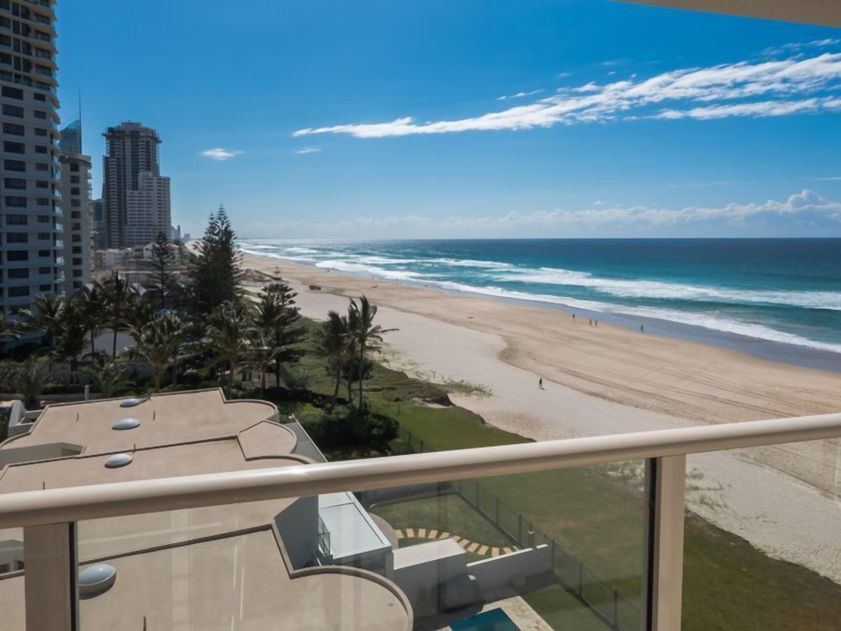 3 Bed Absolute Beachfront Viscount - on the sand — image 8