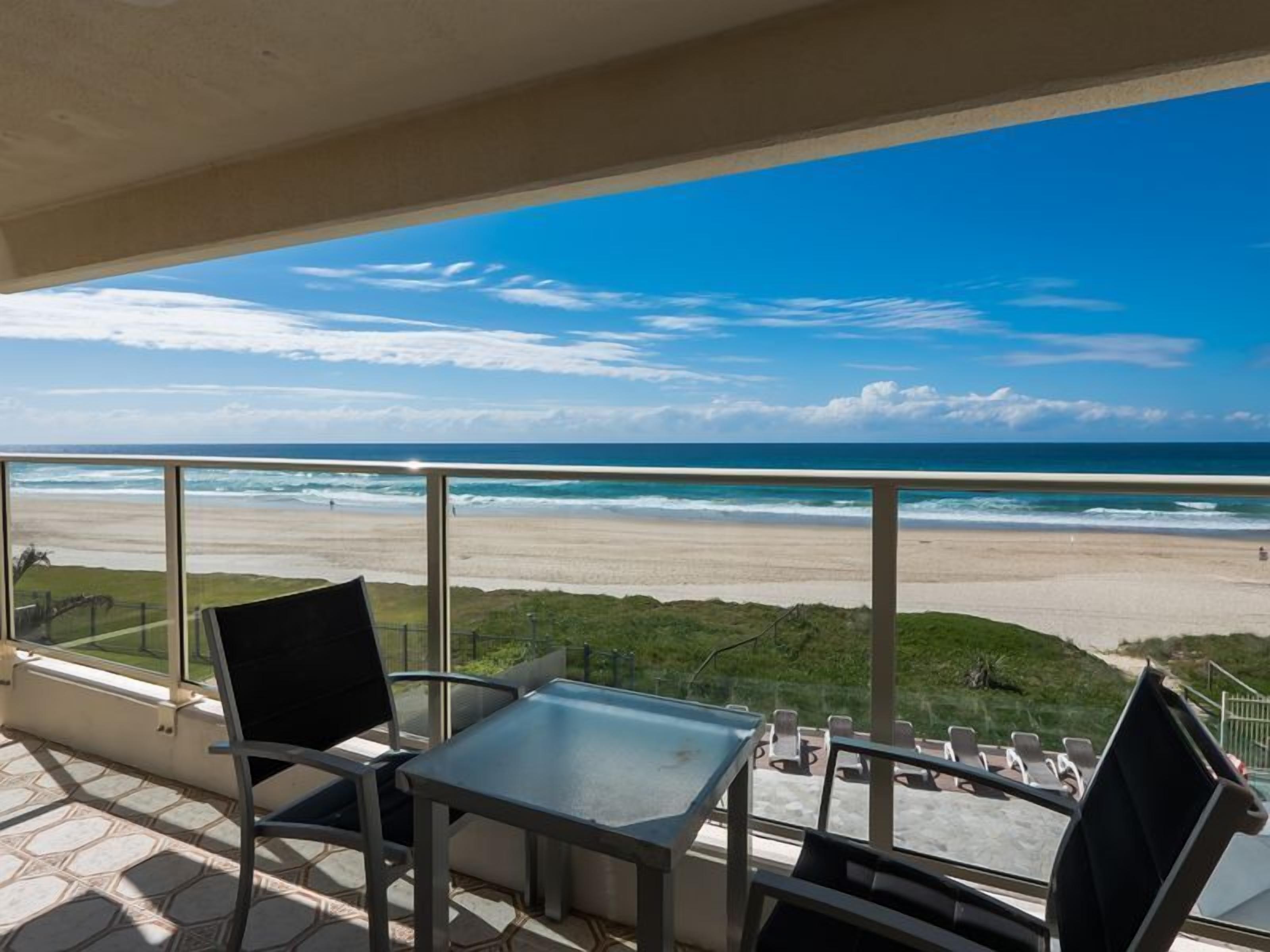 3 Bed Absolute Beachfront Viscount - on the sand — image 9