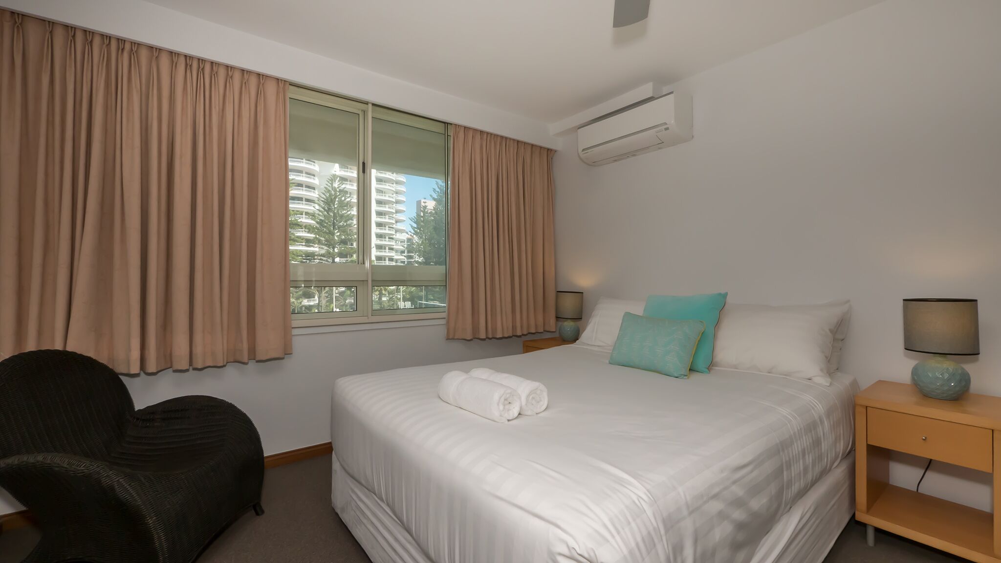 3 Bed Absolute Beachfront Viscount - on the sand — image 23