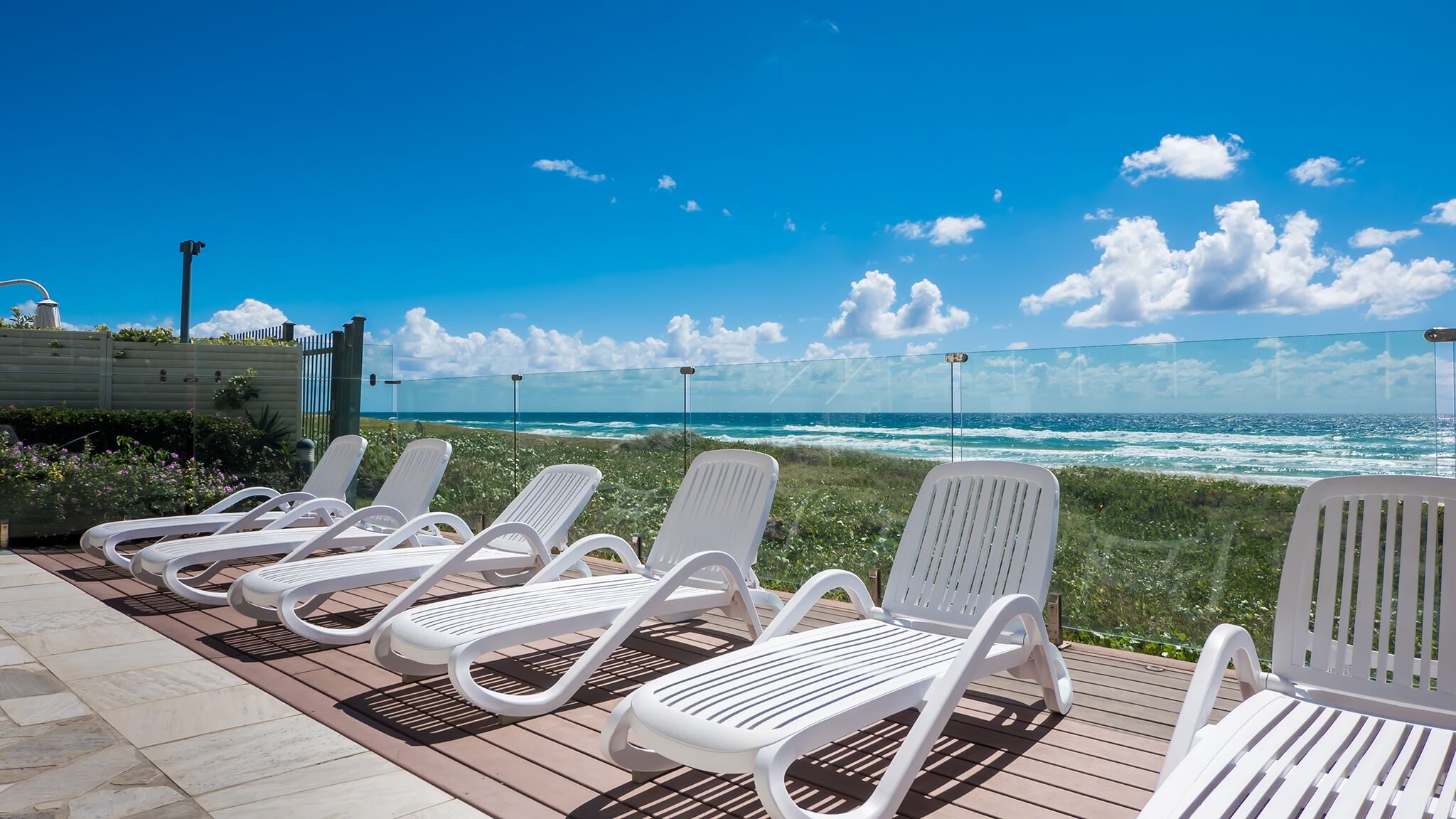 3 Bed Absolute Beachfront Viscount - on the sand — image 7