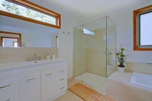 Combined shower/tub, hair dryer, towels, soap - --- Tarkine Gates --- (Sisters Beach)